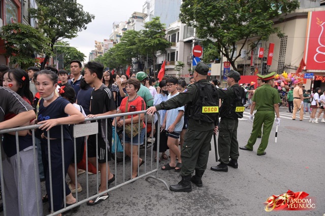Trời đẹp, hết giờ làm việc, “khối yêu nước” đã sẵn sàng trên phố cho buổi sơ duyệt tối nay!- Ảnh 23.