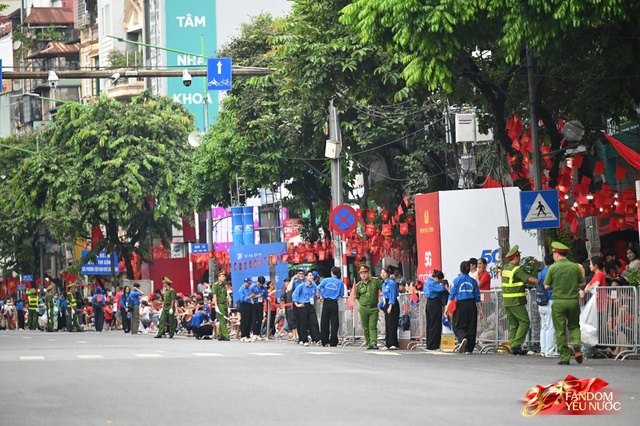 Trời đẹp, hết giờ làm việc, “khối yêu nước” đã sẵn sàng trên phố cho buổi sơ duyệt tối nay!- Ảnh 6.