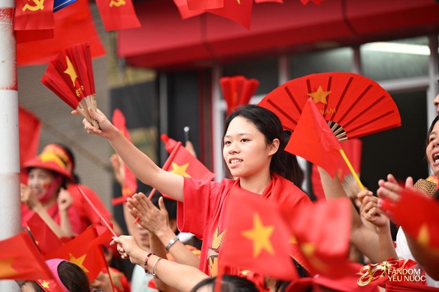 Trời đẹp, hết giờ làm việc, “khối yêu nước” đã sẵn sàng trên phố cho buổi sơ duyệt tối nay!- Ảnh 7.