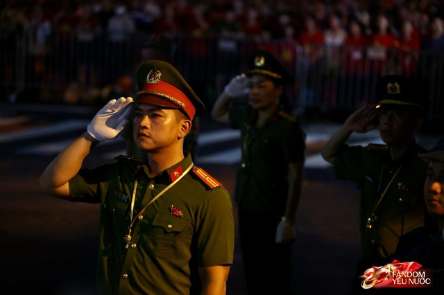 C&aacute;c khối diễu binh đi qua từng tuyến đường trong tiếng h&ograve; reo của người d&acirc;n: Tự h&agrave;o qu&aacute; Tổ quốc ơi!- Ảnh 68.