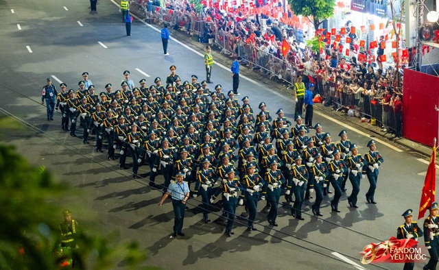 C&aacute;c khối diễu binh đi qua từng tuyến đường trong tiếng h&ograve; reo của người d&acirc;n: Tự h&agrave;o qu&aacute; Tổ quốc ơi!- Ảnh 42.