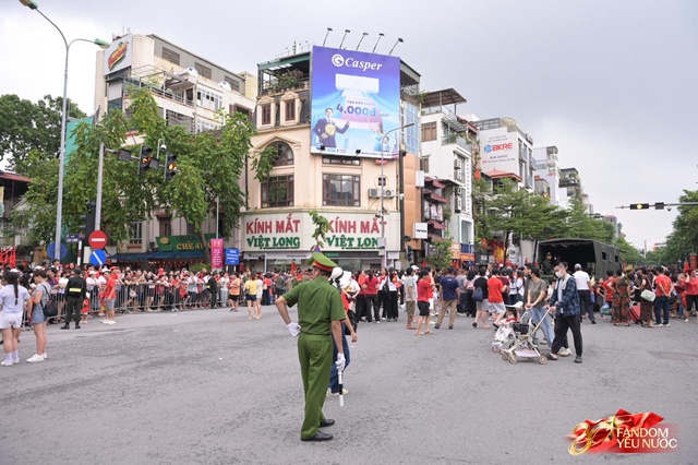 Trời đẹp, hết giờ làm việc, “khối yêu nước” đã sẵn sàng trên phố cho buổi sơ duyệt tối nay!- Ảnh 22.