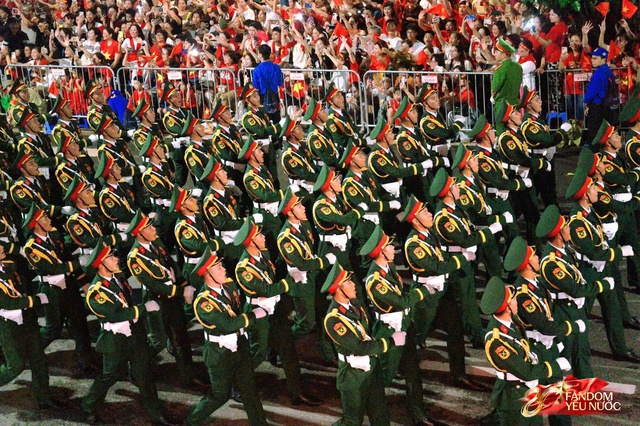 C&aacute;c khối diễu binh đi qua từng tuyến đường trong tiếng h&ograve; reo của người d&acirc;n: Tự h&agrave;o qu&aacute; Tổ quốc ơi!- Ảnh 28.