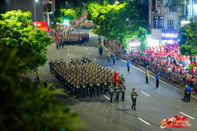 C&aacute;c khối diễu binh đi qua từng tuyến đường trong tiếng h&ograve; reo của người d&acirc;n: Tự h&agrave;o qu&aacute; Tổ quốc ơi!- Ảnh 43.