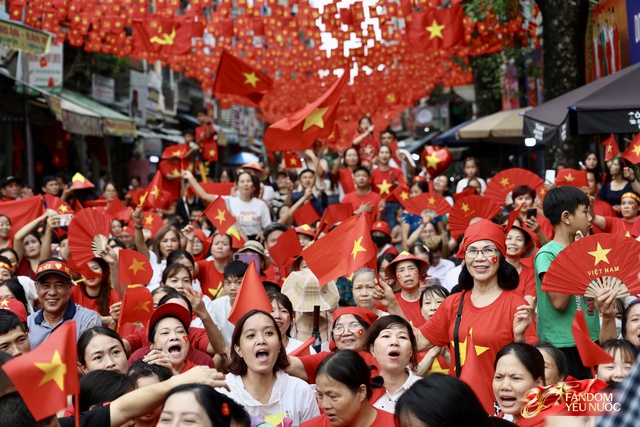 Trời đẹp, hết giờ làm việc, “khối yêu nước” đã sẵn sàng trên phố cho buổi sơ duyệt tối nay!- Ảnh 28.