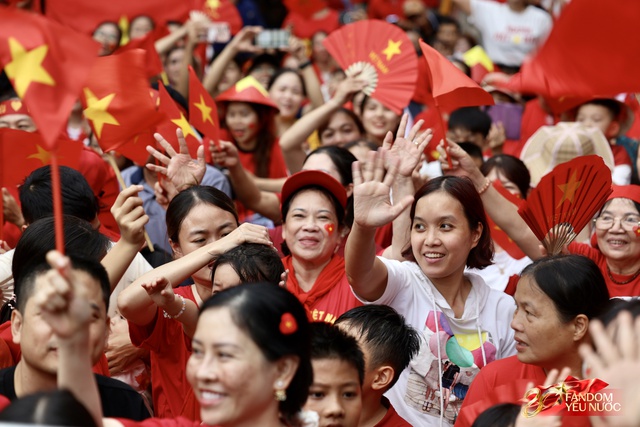 Trời đẹp, hết giờ làm việc, “khối yêu nước” đã sẵn sàng trên phố cho buổi sơ duyệt tối nay!- Ảnh 29.