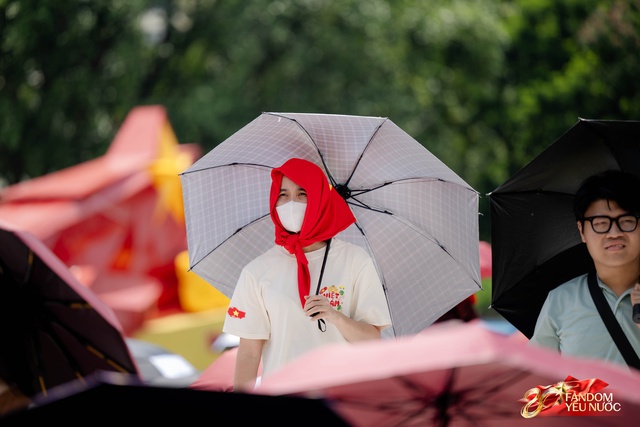 Hà Nội trước ngày Tổng duyệt A80: Người dân "đội nắng" giữ chỗ đẹp chờ xem diễu binh- Ảnh 10. Hà Nội trước ngày Tổng duyệt A80: Người dân "đội nắng" giữ chỗ đẹp chờ xem diễu binh- Ảnh 10.