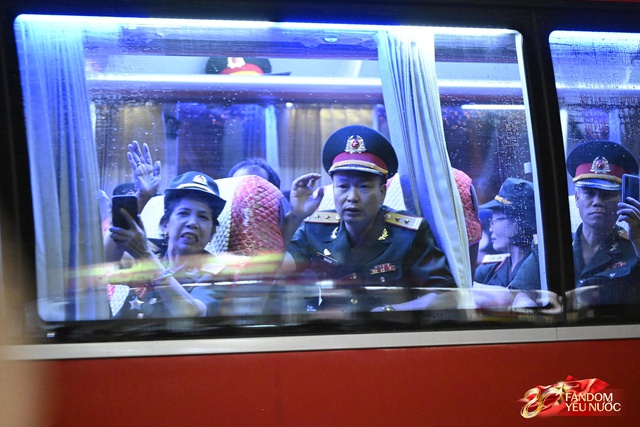 To&agrave;n cảnh H&agrave; Nội một ng&agrave;y trước tổng duyệt A80: "Khối y&ecirc;u nước" kh&ocirc;ng rời vị tr&iacute; d&ugrave; mưa gi&oacute;, kh&ocirc;ng kh&iacute; đầy tự h&agrave;o khắp phố phường- Ảnh 5.