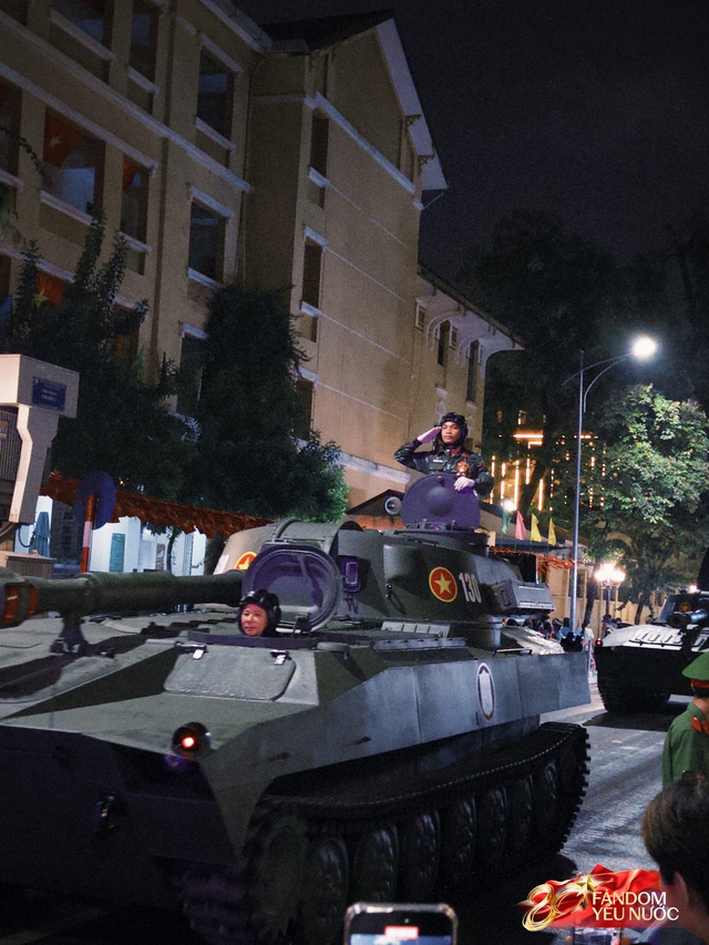 To&agrave;n cảnh H&agrave; Nội một ng&agrave;y trước tổng duyệt A80: "Khối y&ecirc;u nước" kh&ocirc;ng rời vị tr&iacute; d&ugrave; mưa gi&oacute;, kh&ocirc;ng kh&iacute; đầy tự h&agrave;o khắp phố phường- Ảnh 2.