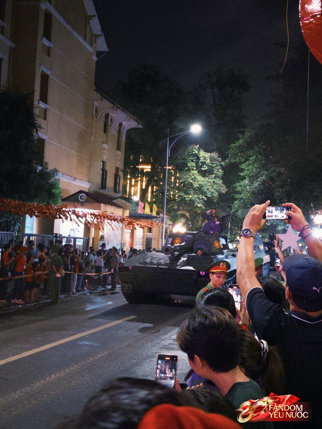 To&agrave;n cảnh H&agrave; Nội một ng&agrave;y trước tổng duyệt A80: "Khối y&ecirc;u nước" kh&ocirc;ng rời vị tr&iacute; d&ugrave; mưa gi&oacute;, kh&ocirc;ng kh&iacute; đầy tự h&agrave;o khắp phố phường- Ảnh 1.