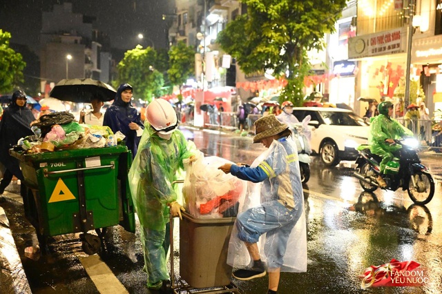 To&agrave;n cảnh H&agrave; Nội một ng&agrave;y trước tổng duyệt A80: "Khối y&ecirc;u nước" kh&ocirc;ng rời vị tr&iacute; d&ugrave; mưa gi&oacute;, kh&ocirc;ng kh&iacute; đầy tự h&agrave;o khắp phố phường- Ảnh 62.