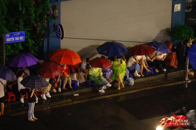 To&agrave;n cảnh H&agrave; Nội một ng&agrave;y trước tổng duyệt A80: "Khối y&ecirc;u nước" kh&ocirc;ng rời vị tr&iacute; d&ugrave; mưa gi&oacute;, kh&ocirc;ng kh&iacute; đầy tự h&agrave;o khắp phố phường- Ảnh 57.