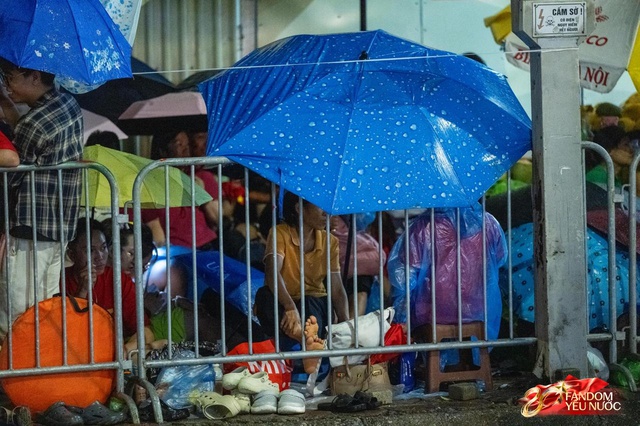 To&agrave;n cảnh H&agrave; Nội một ng&agrave;y trước tổng duyệt A80: "Khối y&ecirc;u nước" kh&ocirc;ng rời vị tr&iacute; d&ugrave; mưa gi&oacute;, kh&ocirc;ng kh&iacute; đầy tự h&agrave;o khắp phố phường- Ảnh 15.