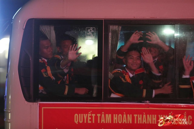 To&agrave;n cảnh H&agrave; Nội một ng&agrave;y trước tổng duyệt A80: "Khối y&ecirc;u nước" kh&ocirc;ng rời vị tr&iacute; d&ugrave; mưa gi&oacute;, kh&ocirc;ng kh&iacute; đầy tự h&agrave;o khắp phố phường- Ảnh 9.