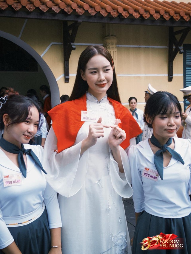 Dàn nghệ sĩ tươi rói tại Tổng duyệt diễu hành 2/9: MONO và Hoà Minzy được người dân vây kín, nữ diễn viên là Thượng uý công an gây sốt!- Ảnh 16.