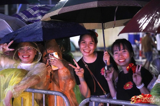 To&agrave;n cảnh H&agrave; Nội một ng&agrave;y trước tổng duyệt A80: "Khối y&ecirc;u nước" kh&ocirc;ng rời vị tr&iacute; d&ugrave; mưa gi&oacute;, kh&ocirc;ng kh&iacute; đầy tự h&agrave;o khắp phố phường- Ảnh 49.