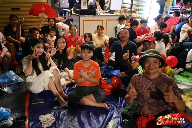 To&agrave;n cảnh H&agrave; Nội một ng&agrave;y trước tổng duyệt A80: "Khối y&ecirc;u nước" kh&ocirc;ng rời vị tr&iacute; d&ugrave; mưa gi&oacute;, kh&ocirc;ng kh&iacute; đầy tự h&agrave;o khắp phố phường- Ảnh 24.