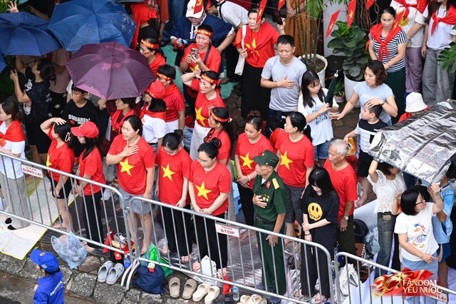 Sáng nay Hà Nội phủ kín sắc tự hào: Người dân hò reo theo từng pha thả bẫy nhiệt, nhào lộn cực đỉnh của phi đội tiêm kích- Ảnh 29. Sáng nay Hà Nội phủ kín sắc tự hào: Người dân hò reo theo từng pha thả bẫy nhiệt, nhào lộn cực đỉnh của phi đội tiêm kích- Ảnh 29.