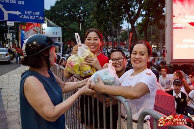 To&agrave;n cảnh H&agrave; Nội một ng&agrave;y trước tổng duyệt A80: "Khối y&ecirc;u nước" kh&ocirc;ng rời vị tr&iacute; d&ugrave; mưa gi&oacute;, kh&ocirc;ng kh&iacute; đầy tự h&agrave;o khắp phố phường- Ảnh 69.