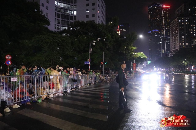 To&agrave;n cảnh H&agrave; Nội một ng&agrave;y trước tổng duyệt A80: "Khối y&ecirc;u nước" kh&ocirc;ng rời vị tr&iacute; d&ugrave; mưa gi&oacute;, kh&ocirc;ng kh&iacute; đầy tự h&agrave;o khắp phố phường- Ảnh 55.