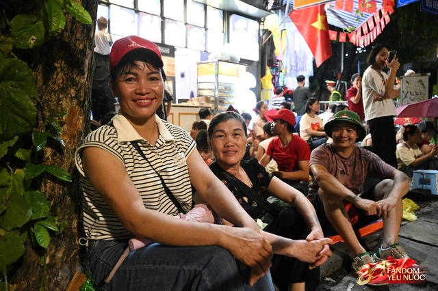 To&agrave;n cảnh H&agrave; Nội một ng&agrave;y trước tổng duyệt A80: "Khối y&ecirc;u nước" kh&ocirc;ng rời vị tr&iacute; d&ugrave; mưa gi&oacute;, kh&ocirc;ng kh&iacute; đầy tự h&agrave;o khắp phố phường- Ảnh 23.