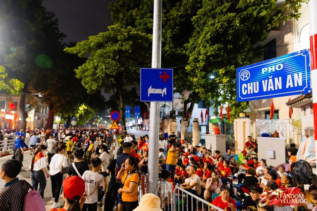 To&agrave;n cảnh H&agrave; Nội một ng&agrave;y trước tổng duyệt A80: "Khối y&ecirc;u nước" kh&ocirc;ng rời vị tr&iacute; d&ugrave; mưa gi&oacute;, kh&ocirc;ng kh&iacute; đầy tự h&agrave;o khắp phố phường- Ảnh 36.