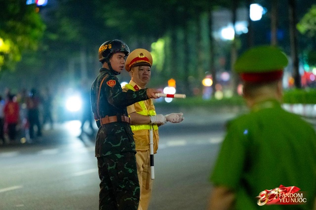 To&agrave;n cảnh H&agrave; Nội một ng&agrave;y trước tổng duyệt A80: "Khối y&ecirc;u nước" kh&ocirc;ng rời vị tr&iacute; d&ugrave; mưa gi&oacute;, kh&ocirc;ng kh&iacute; đầy tự h&agrave;o khắp phố phường- Ảnh 33.