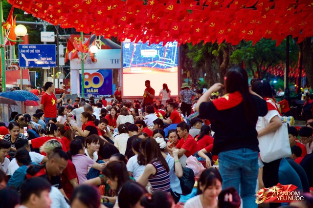 To&agrave;n cảnh H&agrave; Nội một ng&agrave;y trước tổng duyệt A80: "Khối y&ecirc;u nước" kh&ocirc;ng rời vị tr&iacute; d&ugrave; mưa gi&oacute;, kh&ocirc;ng kh&iacute; đầy tự h&agrave;o khắp phố phường- Ảnh 72.