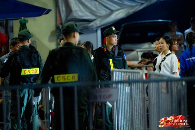 To&agrave;n cảnh H&agrave; Nội một ng&agrave;y trước tổng duyệt A80: "Khối y&ecirc;u nước" kh&ocirc;ng rời vị tr&iacute; d&ugrave; mưa gi&oacute;, kh&ocirc;ng kh&iacute; đầy tự h&agrave;o khắp phố phường- Ảnh 30.