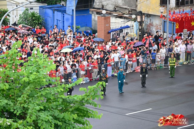 Sáng nay Hà Nội phủ kín sắc tự hào: Người dân hò reo theo từng pha thả bẫy nhiệt, nhào lộn cực đỉnh của phi đội tiêm kích- Ảnh 32. Sáng nay Hà Nội phủ kín sắc tự hào: Người dân hò reo theo từng pha thả bẫy nhiệt, nhào lộn cực đỉnh của phi đội tiêm kích- Ảnh 32.