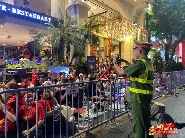 To&agrave;n cảnh H&agrave; Nội một ng&agrave;y trước tổng duyệt A80: "Khối y&ecirc;u nước" kh&ocirc;ng rời vị tr&iacute; d&ugrave; mưa gi&oacute;, kh&ocirc;ng kh&iacute; đầy tự h&agrave;o khắp phố phường- Ảnh 41.