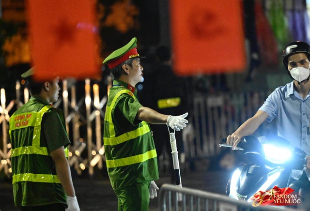 To&agrave;n cảnh H&agrave; Nội một ng&agrave;y trước tổng duyệt A80: "Khối y&ecirc;u nước" kh&ocirc;ng rời vị tr&iacute; d&ugrave; mưa gi&oacute;, kh&ocirc;ng kh&iacute; đầy tự h&agrave;o khắp phố phường- Ảnh 32.