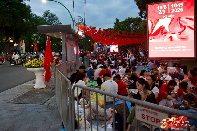 To&agrave;n cảnh H&agrave; Nội một ng&agrave;y trước tổng duyệt A80: "Khối y&ecirc;u nước" kh&ocirc;ng rời vị tr&iacute; d&ugrave; mưa gi&oacute;, kh&ocirc;ng kh&iacute; đầy tự h&agrave;o khắp phố phường- Ảnh 68.