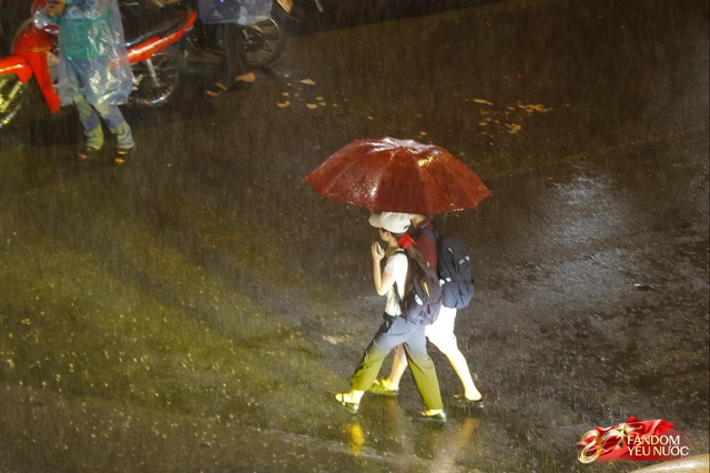 To&agrave;n cảnh H&agrave; Nội một ng&agrave;y trước tổng duyệt A80: "Khối y&ecirc;u nước" kh&ocirc;ng rời vị tr&iacute; d&ugrave; mưa gi&oacute;, kh&ocirc;ng kh&iacute; đầy tự h&agrave;o khắp phố phường- Ảnh 63.