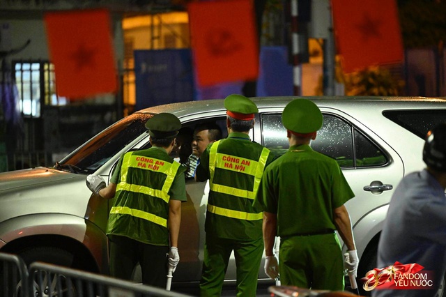 To&agrave;n cảnh H&agrave; Nội một ng&agrave;y trước tổng duyệt A80: "Khối y&ecirc;u nước" kh&ocirc;ng rời vị tr&iacute; d&ugrave; mưa gi&oacute;, kh&ocirc;ng kh&iacute; đầy tự h&agrave;o khắp phố phường- Ảnh 29.