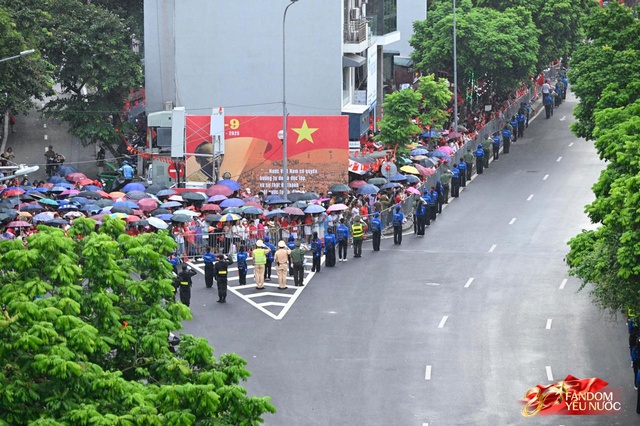 Sáng nay Hà Nội phủ kín sắc tự hào: Người dân hò reo theo từng pha thả bẫy nhiệt, nhào lộn cực đỉnh của phi đội tiêm kích- Ảnh 31. Sáng nay Hà Nội phủ kín sắc tự hào: Người dân hò reo theo từng pha thả bẫy nhiệt, nhào lộn cực đỉnh của phi đội tiêm kích- Ảnh 31.