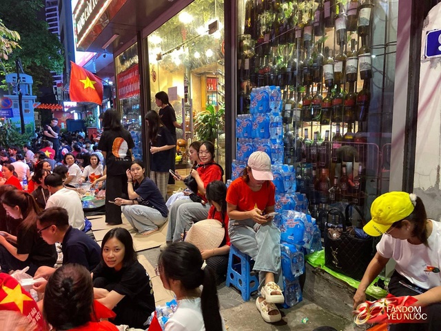 To&agrave;n cảnh H&agrave; Nội một ng&agrave;y trước tổng duyệt A80: "Khối y&ecirc;u nước" kh&ocirc;ng rời vị tr&iacute; d&ugrave; mưa gi&oacute;, kh&ocirc;ng kh&iacute; đầy tự h&agrave;o khắp phố phường- Ảnh 71.