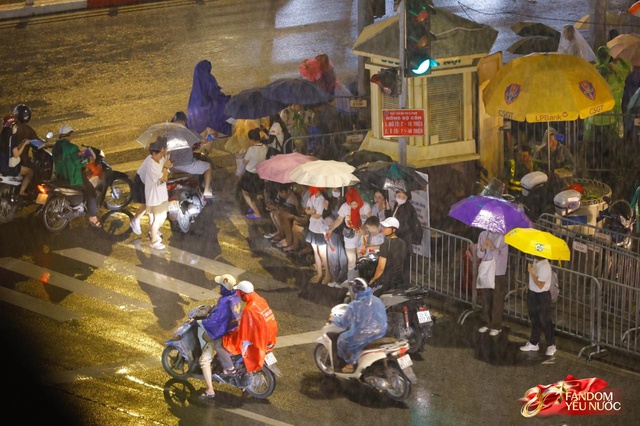 To&agrave;n cảnh H&agrave; Nội một ng&agrave;y trước tổng duyệt A80: "Khối y&ecirc;u nước" kh&ocirc;ng rời vị tr&iacute; d&ugrave; mưa gi&oacute;, kh&ocirc;ng kh&iacute; đầy tự h&agrave;o khắp phố phường- Ảnh 64.