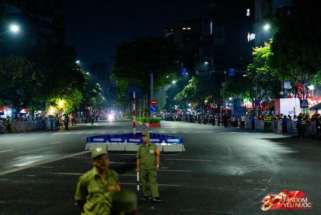 To&agrave;n cảnh H&agrave; Nội một ng&agrave;y trước tổng duyệt A80: "Khối y&ecirc;u nước" kh&ocirc;ng rời vị tr&iacute; d&ugrave; mưa gi&oacute;, kh&ocirc;ng kh&iacute; đầy tự h&agrave;o khắp phố phường- Ảnh 31.