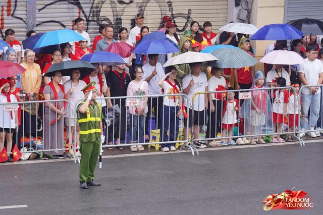 Sáng nay Hà Nội phủ kín sắc tự hào: Người dân hò reo theo từng pha thả bẫy nhiệt, nhào lộn cực đỉnh của phi đội tiêm kích- Ảnh 30. Sáng nay Hà Nội phủ kín sắc tự hào: Người dân hò reo theo từng pha thả bẫy nhiệt, nhào lộn cực đỉnh của phi đội tiêm kích- Ảnh 30.