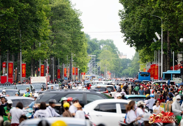 To&agrave;n cảnh H&agrave; Nội một ng&agrave;y trước tổng duyệt A80: "Khối y&ecirc;u nước" kh&ocirc;ng rời vị tr&iacute; d&ugrave; mưa gi&oacute;, kh&ocirc;ng kh&iacute; đầy tự h&agrave;o khắp phố phường- Ảnh 86.