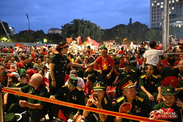 To&agrave;n cảnh H&agrave; Nội một ng&agrave;y trước tổng duyệt A80: "Khối y&ecirc;u nước" kh&ocirc;ng rời vị tr&iacute; d&ugrave; mưa gi&oacute;, kh&ocirc;ng kh&iacute; đầy tự h&agrave;o khắp phố phường- Ảnh 80.