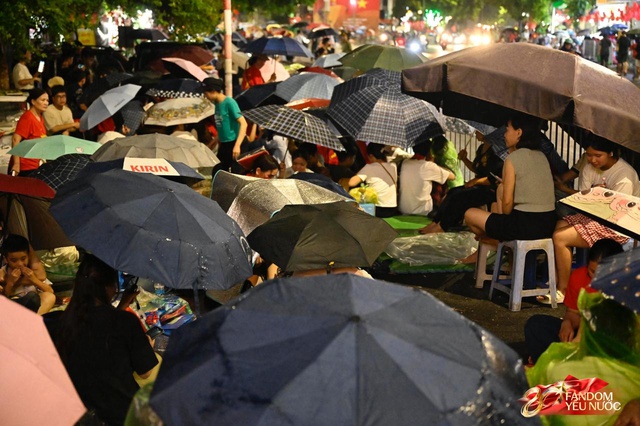 To&agrave;n cảnh H&agrave; Nội một ng&agrave;y trước tổng duyệt A80: "Khối y&ecirc;u nước" kh&ocirc;ng rời vị tr&iacute; d&ugrave; mưa gi&oacute;, kh&ocirc;ng kh&iacute; đầy tự h&agrave;o khắp phố phường- Ảnh 61.