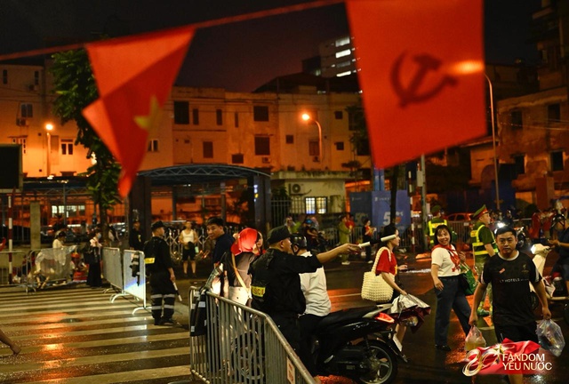 To&agrave;n cảnh H&agrave; Nội một ng&agrave;y trước tổng duyệt A80: "Khối y&ecirc;u nước" kh&ocirc;ng rời vị tr&iacute; d&ugrave; mưa gi&oacute;, kh&ocirc;ng kh&iacute; đầy tự h&agrave;o khắp phố phường- Ảnh 47.