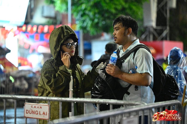 To&agrave;n cảnh H&agrave; Nội một ng&agrave;y trước tổng duyệt A80: "Khối y&ecirc;u nước" kh&ocirc;ng rời vị tr&iacute; d&ugrave; mưa gi&oacute;, kh&ocirc;ng kh&iacute; đầy tự h&agrave;o khắp phố phường- Ảnh 20.