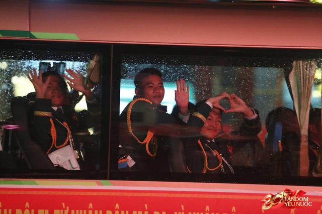 To&agrave;n cảnh H&agrave; Nội một ng&agrave;y trước tổng duyệt A80: "Khối y&ecirc;u nước" kh&ocirc;ng rời vị tr&iacute; d&ugrave; mưa gi&oacute;, kh&ocirc;ng kh&iacute; đầy tự h&agrave;o khắp phố phường- Ảnh 8.