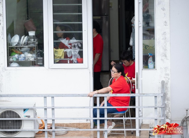Sáng nay Hà Nội phủ kín sắc tự hào: Người dân hò reo theo từng pha thả bẫy nhiệt, nhào lộn cực đỉnh của phi đội tiêm kích- Ảnh 35. Sáng nay Hà Nội phủ kín sắc tự hào: Người dân hò reo theo từng pha thả bẫy nhiệt, nhào lộn cực đỉnh của phi đội tiêm kích- Ảnh 35.
