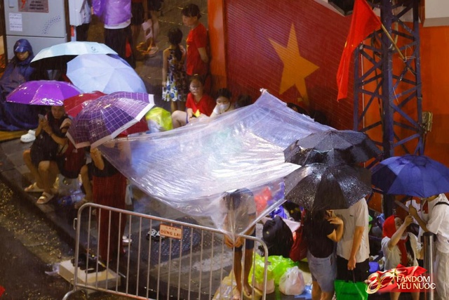 To&agrave;n cảnh H&agrave; Nội một ng&agrave;y trước tổng duyệt A80: "Khối y&ecirc;u nước" kh&ocirc;ng rời vị tr&iacute; d&ugrave; mưa gi&oacute;, kh&ocirc;ng kh&iacute; đầy tự h&agrave;o khắp phố phường- Ảnh 65.