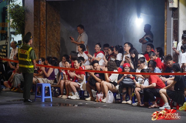 To&agrave;n cảnh H&agrave; Nội một ng&agrave;y trước tổng duyệt A80: "Khối y&ecirc;u nước" kh&ocirc;ng rời vị tr&iacute; d&ugrave; mưa gi&oacute;, kh&ocirc;ng kh&iacute; đầy tự h&agrave;o khắp phố phường- Ảnh 43.