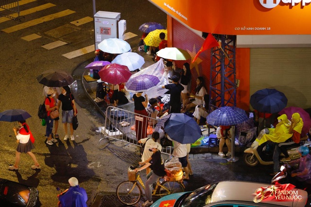 To&agrave;n cảnh H&agrave; Nội một ng&agrave;y trước tổng duyệt A80: "Khối y&ecirc;u nước" kh&ocirc;ng rời vị tr&iacute; d&ugrave; mưa gi&oacute;, kh&ocirc;ng kh&iacute; đầy tự h&agrave;o khắp phố phường- Ảnh 66.